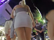 澳大利亞街頭的性感蜜桃臀妞