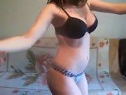 性感的黑色內衣少女並炫耀她的大屁股